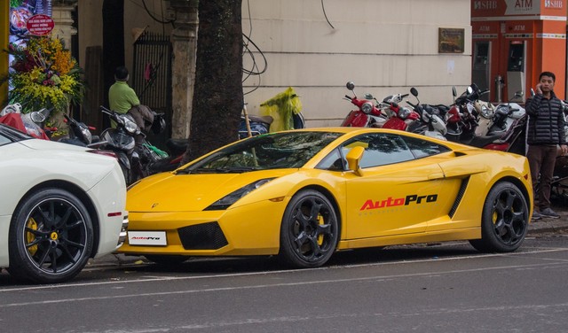 “Bò già” Lamborghini Gallardo 13 năm tuổi mất sạch logo xuất hiện tại Hà Nội - Ảnh 7. “Bò già” Lamborghini Gallardo 13 năm tuổi mất sạch logo xuất hiện tại Hà Nội - Ảnh 7.