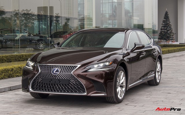 Cạnh tranh Mercedes-Maybach S450, Lexus LS500h 2018 chốt giá từ 7,44 tỷ đồng tại Việt Nam - Ảnh 1.