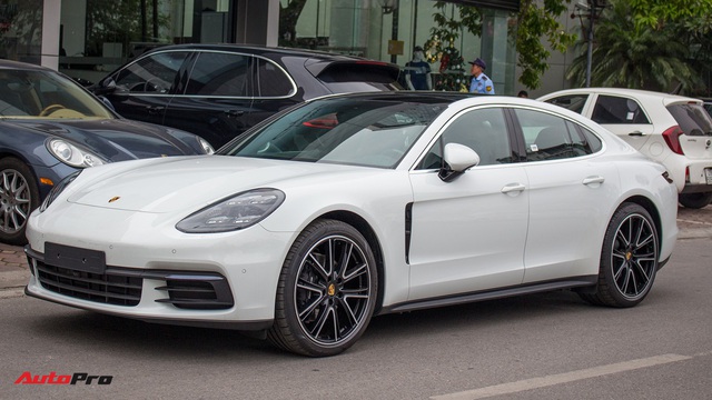 Porsche Việt Nam kỉ niệm 10 năm thành lập và bàn giao 10 xe Panamera đặc biệt