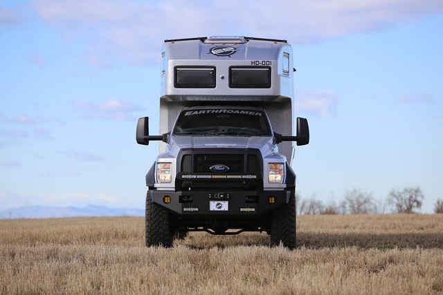 Biến xe tải Ford thành nhà di động hạng sang, điện lấy từ năng lượng mặt trời - Ảnh 2.