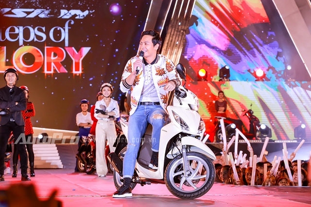 Tổng giám đốc Honda Việt Nam cưỡi Vision, đèo Tóc Tiên trên sân khấu - Ảnh 1.