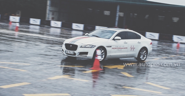 Tắm mưa cùng xe thể thao hạng sang Jaguar - Ảnh 3.