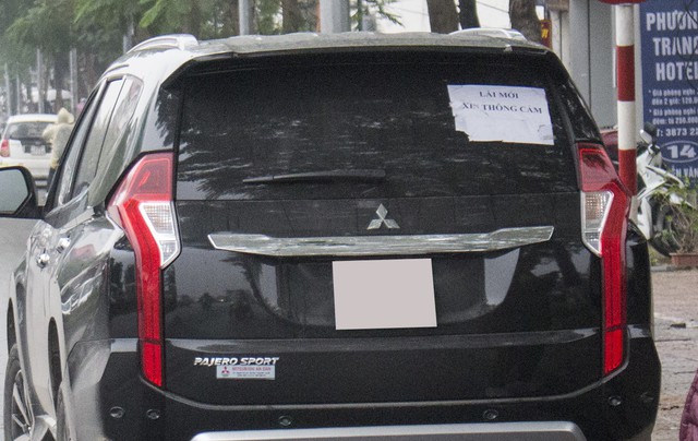 Hà Nội: Va phải xe tải, Mitsubishi Pajero Sport của nữ tài xế mới lái vỡ gương - Ảnh 4.