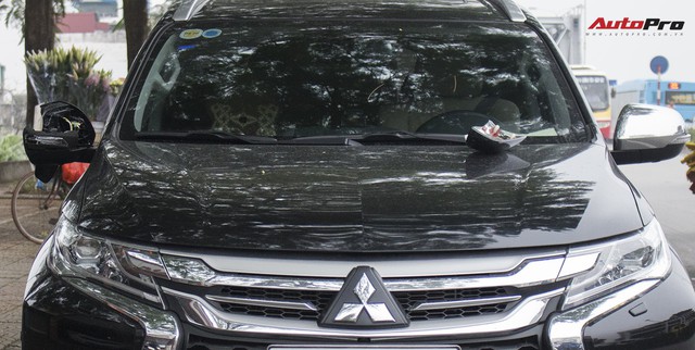 Hà Nội: Va phải xe tải, Mitsubishi Pajero Sport của nữ tài xế mới lái vỡ gương - Ảnh 3.