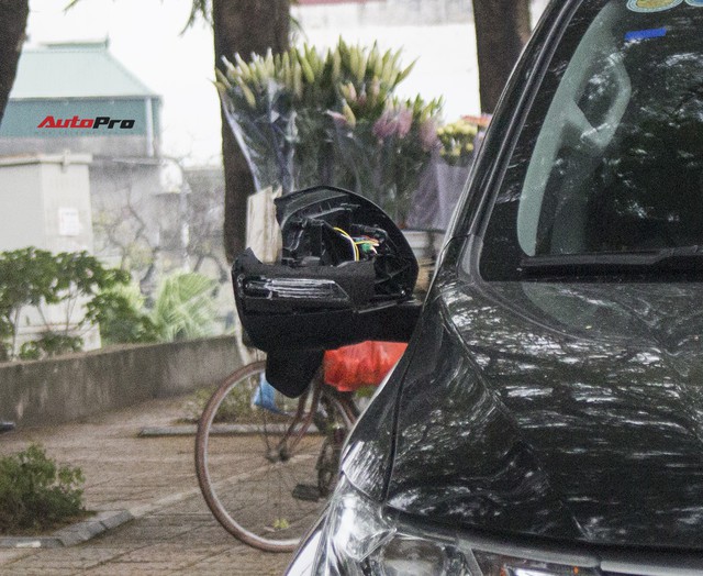 Hà Nội: Va phải xe tải, Mitsubishi Pajero Sport của nữ tài xế mới lái vỡ gương - Ảnh 2.