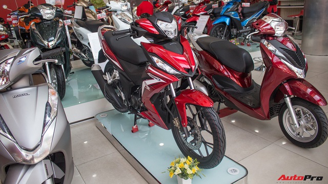 Ảnh thực tế Honda WINNER 150 phiên bản tem mới tại đại lý