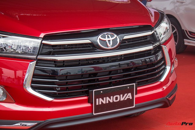 Cận cảnh Toyota Innova Venturer 2017 giá 855 triệu đồng tại Việt Nam - Ảnh 2.