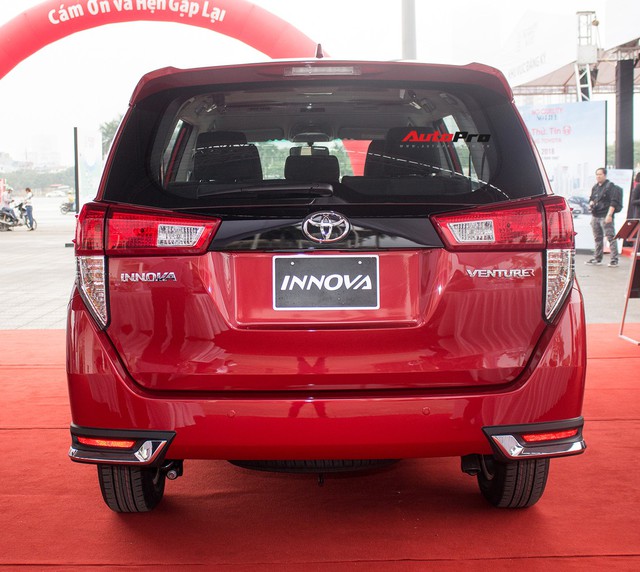 Cận cảnh Toyota Innova Venturer 2017 giá 855 triệu đồng tại Việt Nam - Ảnh 12.