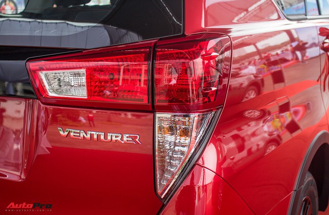 Cận cảnh Toyota Innova Venturer 2017 giá 855 triệu đồng tại Việt Nam - Ảnh 9.
