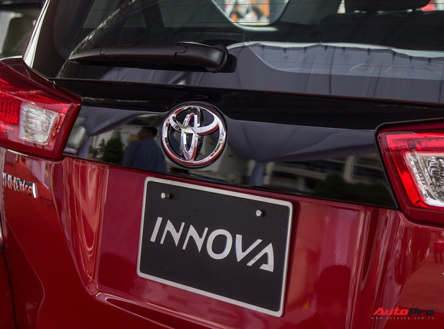 Cận cảnh Toyota Innova Venturer 2017 giá 855 triệu đồng tại Việt Nam - Ảnh 10.