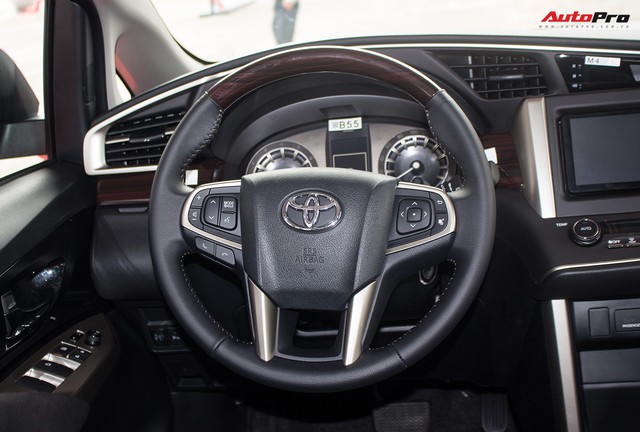Cận cảnh Toyota Innova Venturer 2017 giá 855 triệu đồng tại Việt Nam - Ảnh 17.