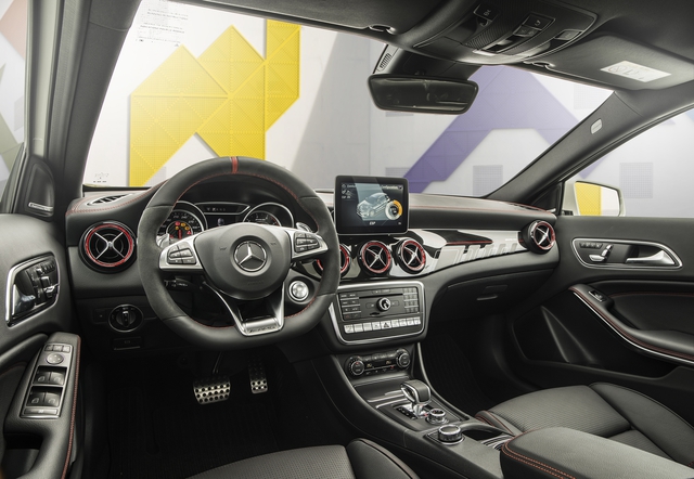Xe hiệu năng cao Mercedes-AMG GLA 45 4MATIC chào sân VIMS 2017, giá bán 2,339 tỷ Đồng - Ảnh 7.