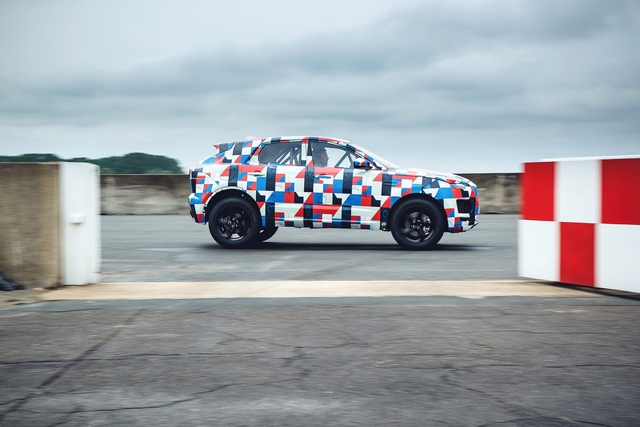 Phía sau cú bay lộn vòng lập kỷ lục thế giới của Jaguar E-Pace - Ảnh 3. Phía sau cú bay lộn vòng lập kỷ lục thế giới của Jaguar E-Pace - Ảnh 3.