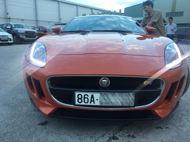 Jaguar F-Type S màu cam độc nhất Việt Nam làm dâu Bình Thuận - Ảnh 1.