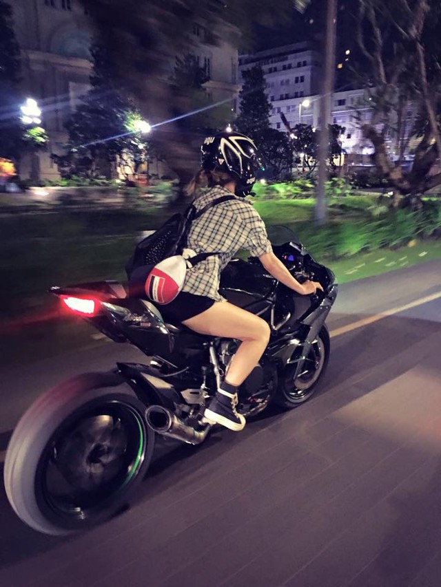 Chân dài lái Kawasaki Ninja H2 hơn 1 tỷ Đồng trên phố đi bộ Nguyễn Huệ gây xôn xao - Ảnh 1.
