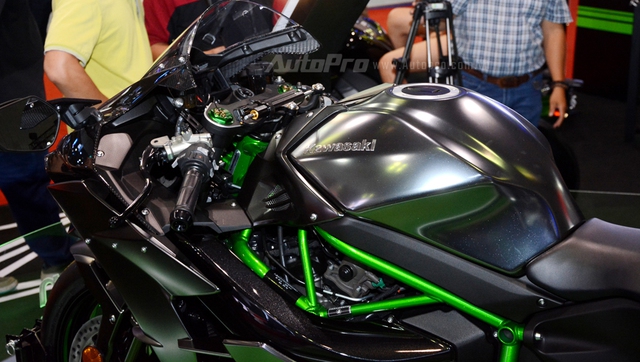 Chi tiết siêu mô tô hàng hiếm Kawasaki Ninja H2 Carbon tại triển lãm VMCS 2017 - Ảnh 10.