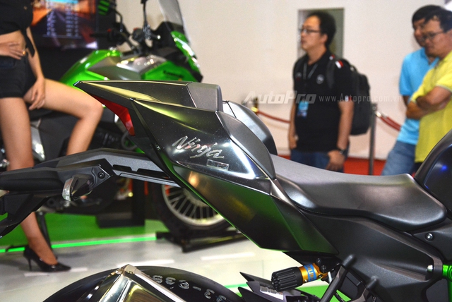 Chi tiết siêu mô tô hàng hiếm Kawasaki Ninja H2 Carbon tại triển lãm VMCS 2017 - Ảnh 9.