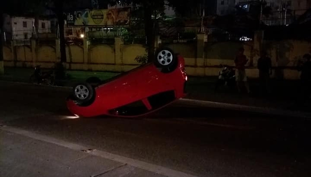 Hà Nội: Tài xế chạy tốc độ cao, mất lái, Kia Morning ngửa bụng trên phố - Ảnh 1. Hà Nội: Tài xế chạy tốc độ cao, mất lái, Kia Morning ngửa bụng trên phố - Ảnh 1.