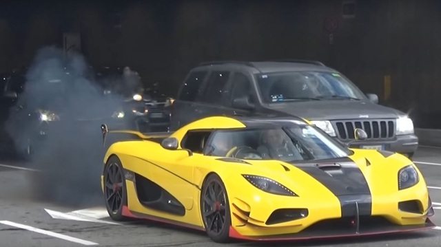 Koenigsegg Agera RS từng vượt đèo tuyết tại Thụy Sĩ, nhả khói đen mù mịt ở Ý