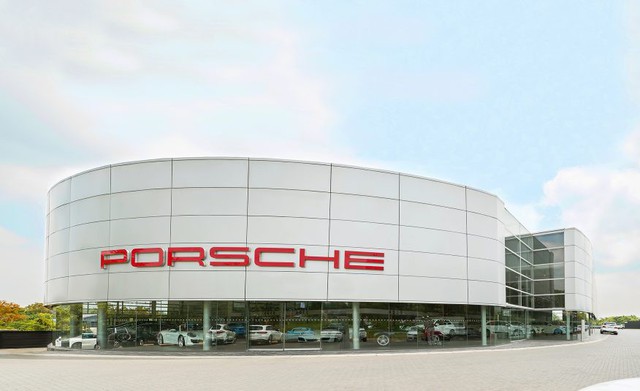 Tham quan showroom Porsche lớn nhất thế giới - Ảnh 1.