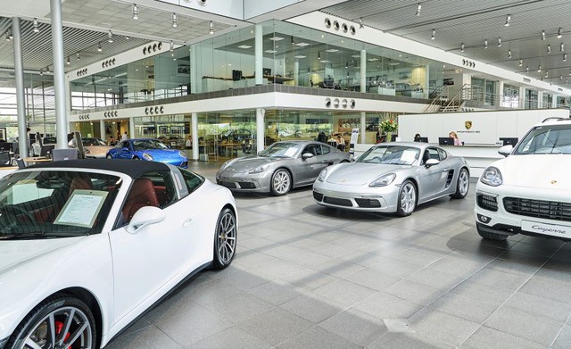 Tham quan showroom Porsche lớn nhất thế giới - Ảnh 2.