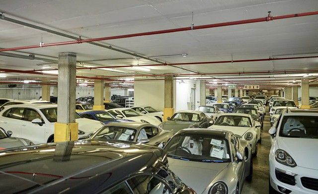 Tham quan showroom Porsche lớn nhất thế giới - Ảnh 7.