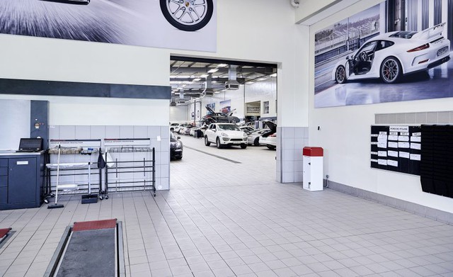 Tham quan showroom Porsche lớn nhất thế giới - Ảnh 10.