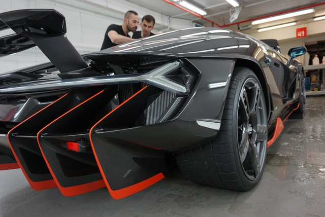 Cận cảnh siêu phẩm Lamborghini Centenario đầu tiên đặt chân đến Anh - Ảnh 9.