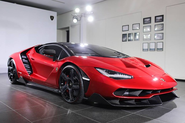 Siêu phẩm Lamborghini Centenario màu đỏ rực đầu tiên trên thế giới xuất hiện tại Đài Loan - Ảnh 1.