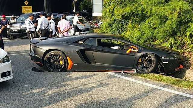 Vượt bất thành, siêu xe Lamborghini Aventador gây tai nạn tại Malaysia
