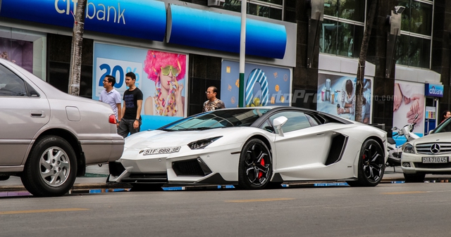 Tay chơi Sài thành chi hơn 200 triệu Đồng độ lại ngoại thất siêu xe Lamborghini Aventador - Ảnh 1.