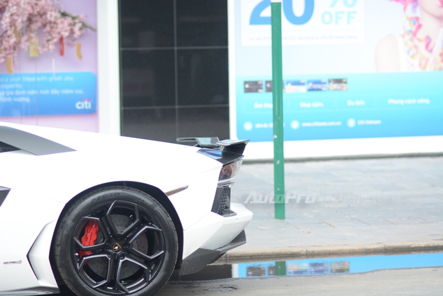 Tay chơi Sài thành chi hơn 200 triệu Đồng độ lại ngoại thất siêu xe Lamborghini Aventador - Ảnh 14.