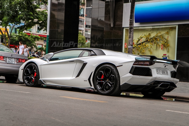 Tay chơi Sài thành chi hơn 200 triệu Đồng độ lại ngoại thất siêu xe Lamborghini Aventador - Ảnh 2.