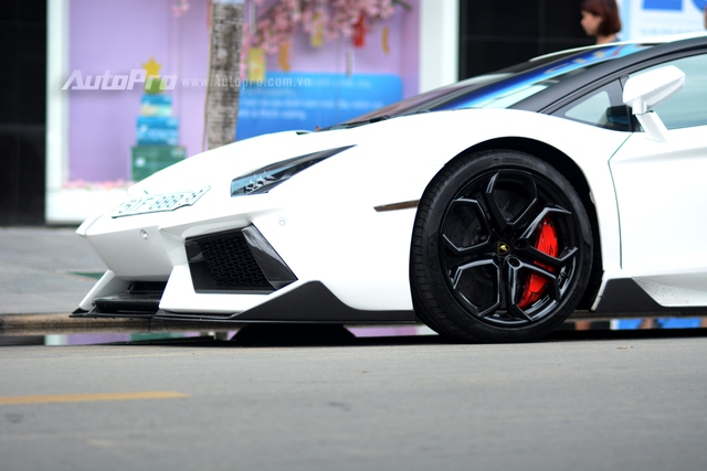Tay chơi Sài thành chi hơn 200 triệu Đồng độ lại ngoại thất siêu xe Lamborghini Aventador - Ảnh 8.