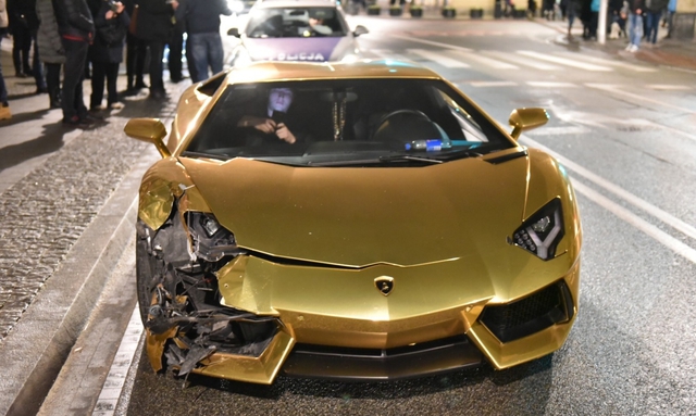 Siêu xe Lamborghini Aventador mạ vàng bị tông nát đầu tại ngã tư - Ảnh 4.
