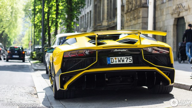 Đã mắt bộ áo 2 màu của siêu xe Lamborghini Aventador SV mui trần hàng hiếm - Ảnh 5.