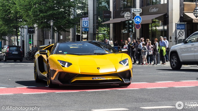 Đã mắt bộ áo 2 màu của siêu xe Lamborghini Aventador SV mui trần hàng hiếm - Ảnh 1.