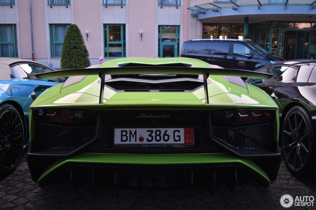 Cặp đôi siêu xe hàng hiếm Lamborghini Aventador SV khoe dáng cùng nhau - Ảnh 8.