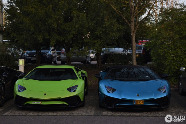 Cặp đôi siêu xe hàng hiếm Lamborghini Aventador SV khoe dáng cùng nhau - Ảnh 2.