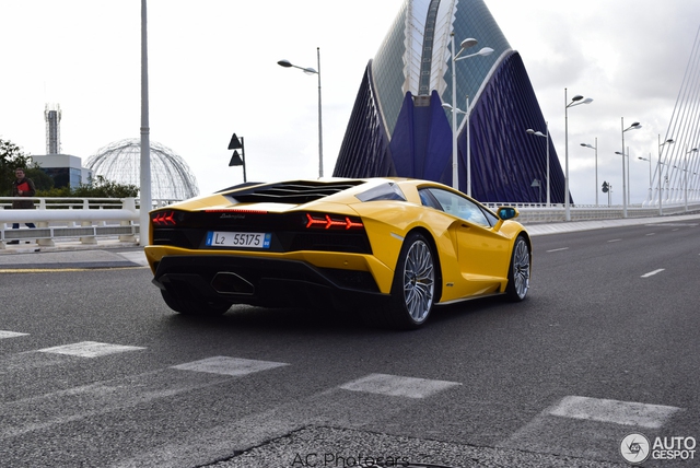 Lamborghini Aventador S LP740-4 lần đầu tiên xuất hiện trên đường phố - Ảnh 2.