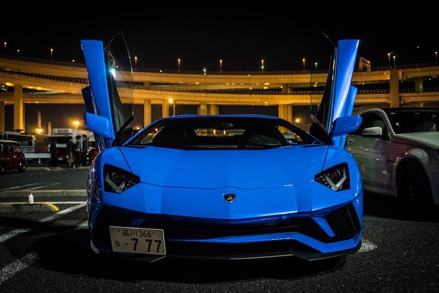 Vẻ đẹp siêu xe Lamborghini Aventador S LP740-4 màu xanh Lemans tại Nhật Bản - Ảnh 3.