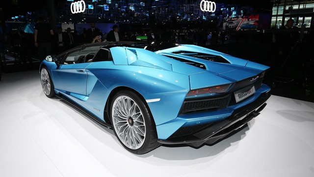 Đây là những hình ảnh nóng hổi về chiếc Lamborghini Aventador S LP740-4 mui trần sắp ra mắt - Ảnh 14. Đây là những hình ảnh nóng hổi về chiếc Lamborghini Aventador S LP740-4 mui trần sắp ra mắt - Ảnh 14.
