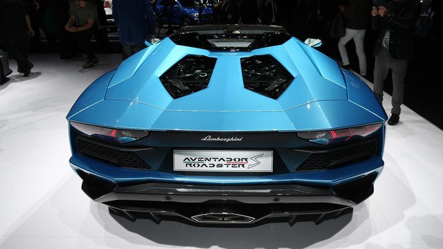 Đây là những hình ảnh nóng hổi về chiếc Lamborghini Aventador S LP740-4 mui trần sắp ra mắt - Ảnh 12. Đây là những hình ảnh nóng hổi về chiếc Lamborghini Aventador S LP740-4 mui trần sắp ra mắt - Ảnh 12.
