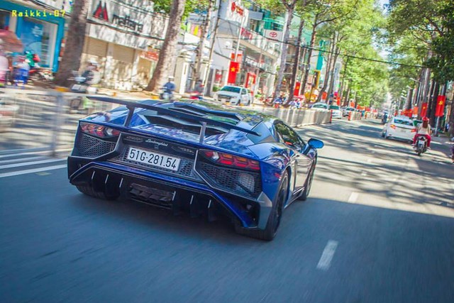 Video Minh Nhựa cầm lái Lamborghini Aventador SV trên đại lộ Võ Văn Kiệt - Ảnh 3. Video Minh Nhựa cầm lái Lamborghini Aventador SV trên đại lộ Võ Văn Kiệt - Ảnh 3.