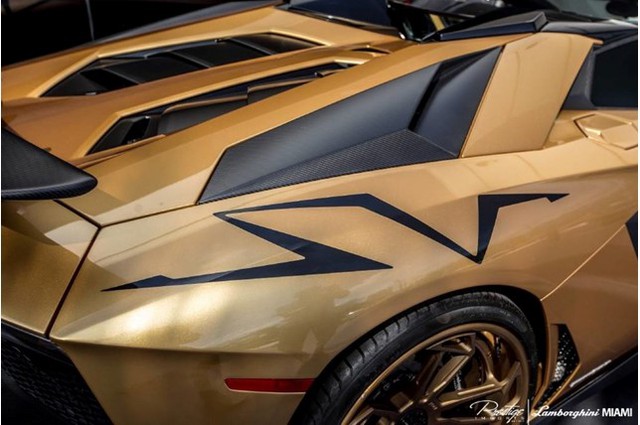Vẻ đẹp siêu xe hàng hiếm Lamborghini Aventador SV Roadster màu vàng đồng - Ảnh 11. Vẻ đẹp siêu xe hàng hiếm Lamborghini Aventador SV Roadster màu vàng đồng - Ảnh 11.