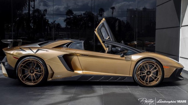 Vẻ đẹp siêu xe hàng hiếm Lamborghini Aventador SV Roadster màu vàng đồng