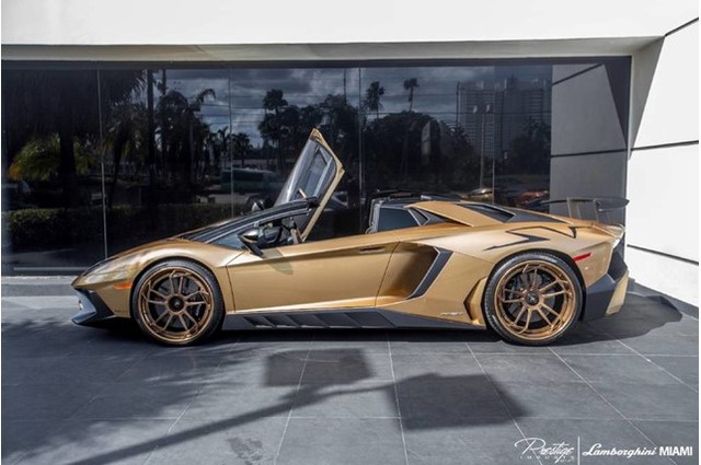 Vẻ đẹp siêu xe hàng hiếm Lamborghini Aventador SV Roadster màu vàng đồng - Ảnh 3.