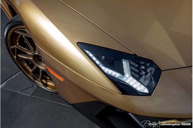 Vẻ đẹp siêu xe hàng hiếm Lamborghini Aventador SV Roadster màu vàng đồng - Ảnh 6.