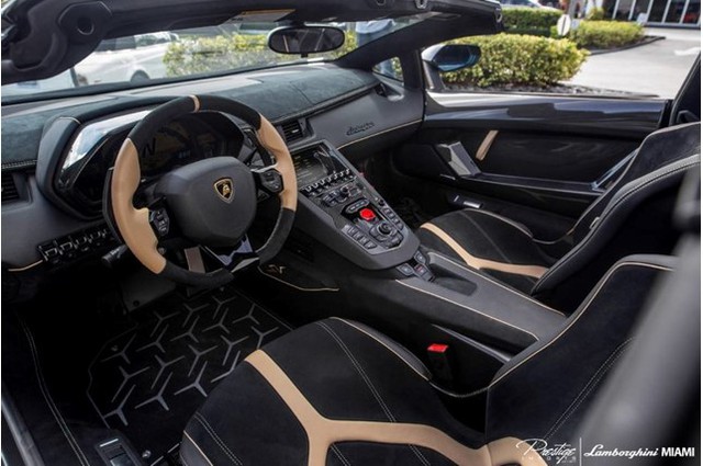 Vẻ đẹp siêu xe hàng hiếm Lamborghini Aventador SV Roadster màu vàng đồng - Ảnh 12. Vẻ đẹp siêu xe hàng hiếm Lamborghini Aventador SV Roadster màu vàng đồng - Ảnh 12.