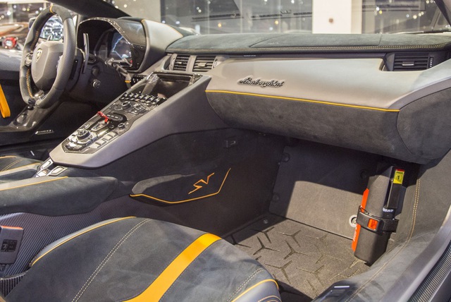 Vẻ đẹp lộng lẫy của Lamborghini Aventador SV mui trần rao bán 13 tỷ Đồng - Ảnh 7.